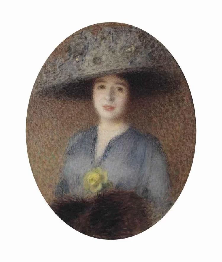 Elegante signora con cappello e rosa gialla